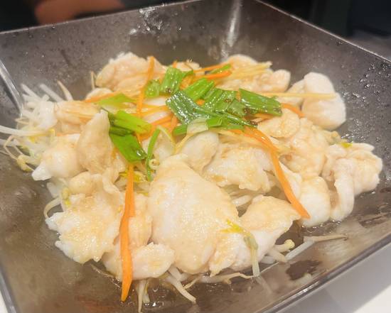 F4. 葱油鱼片 / Poisson À La Vapeur À La Sauce Soya / Steamed Fish in Soya Sauce